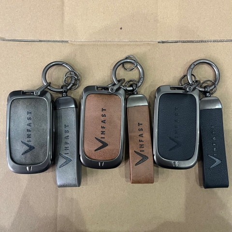 Bộ ốp kim loại lưng da + móc khoá dây da hãng Vinfast