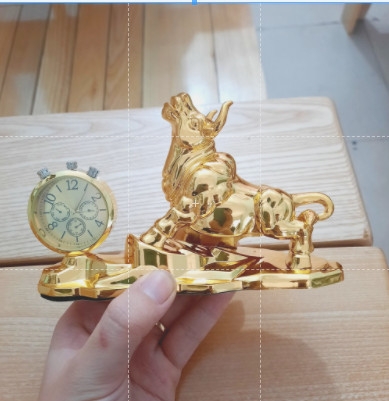 Tượng Trâu vàng phong thủy để xe ô tô - Biểu tượng của may mắn, tài lộc tặng kèm nước hoa ô tô