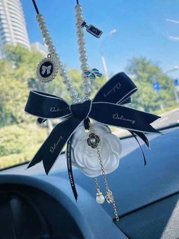 Khánh dây ngọc trai có bông hoa trà trắng
