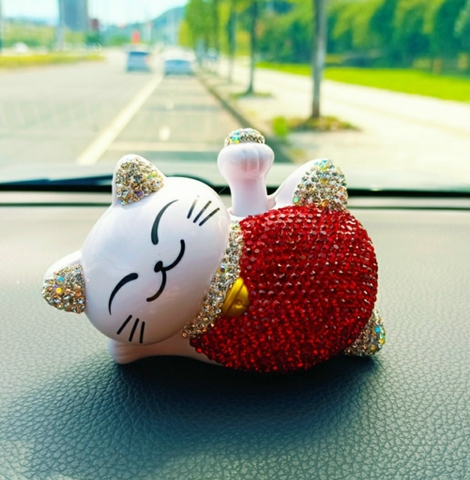 Chú mèo nằm đính đã vẫy tay