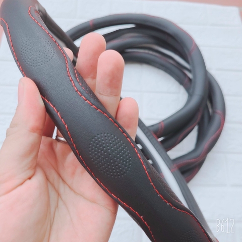 Bọc vô lăng da Pu đen chỉ đỏ lượn sóng M01