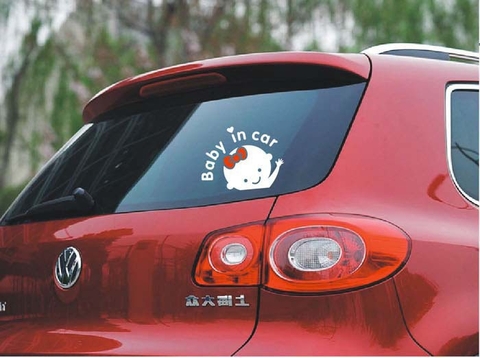 Tem dán baby in car đen trắng