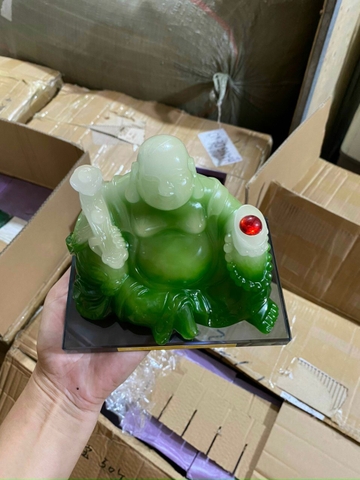 Tượng di lặc ngồi cầm thỏi tiền vàng