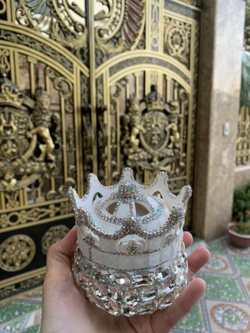 Tòa lâu đài đính đá có nước hoa