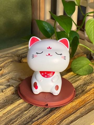 Chú mèo may mắn Lucky Cat gật gù đáng yêu