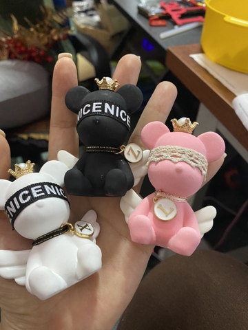 Gấu bịt mắt có đôi cánh thiên thần cài cửa gió ô tô