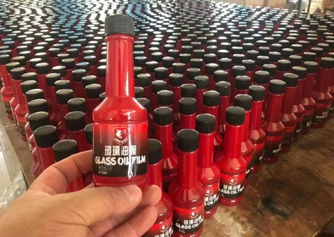 Nước rửa kính GLass OIL Film và Tẩy Ố Mốc Kính Lái Xe ô tô Làm Sạch Cặn Canxi màu đỏ - 150ml