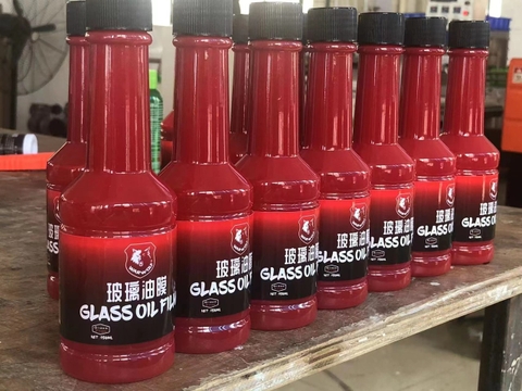 Nước rửa kính GLass OIL Film và Tẩy Ố Mốc Kính Lái Xe ô tô Làm Sạch Cặn Canxi màu đỏ - 150ml