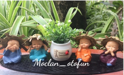 Set 4 chú tiểu đội nón rơm+ chậu cây trắng+ thảm oval.