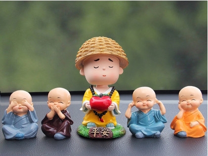 Set chú tiểu cầm táo+ thảm oval+ 4 chú tiểu tứ không.