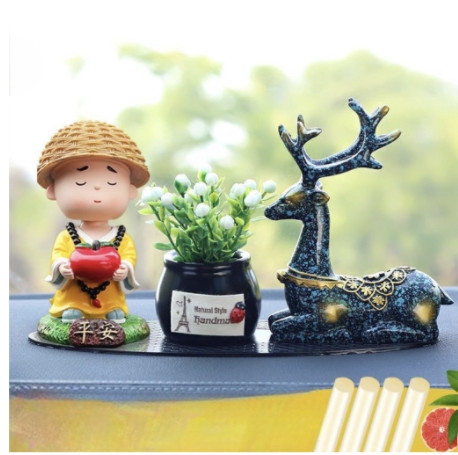 Combo chú tiểu cầm táo+ 1 hươu tuần lộc+ chậu cây đen+ thảm oval.