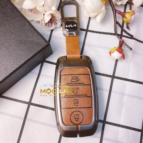 Bộ ốp kim loại lưng da lộn dập chìm logo + móc khoá KIA