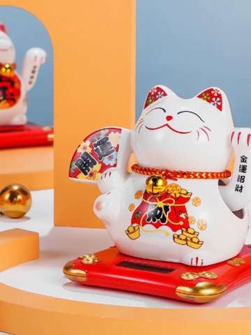 Chú mèo thần tài vẫy tay bằng năng lượng mặt trời