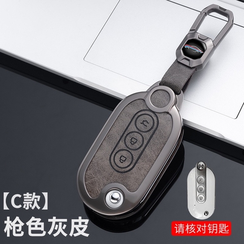 Bộ ốp kim loại mặt da + lưng da bò dập chìm logo mix móc khoá xe điện Wuling