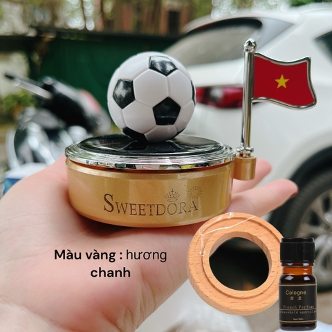 Quả bóng đá xoay bằng nlmt kèm cờ việt nam trang trí taplo ô tô (tặng tinh dầu) -SWEETDORA