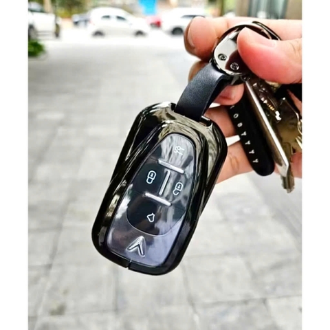 Bộ ốp kim loại lưng da + móc khoá dây da hãng Vinfast