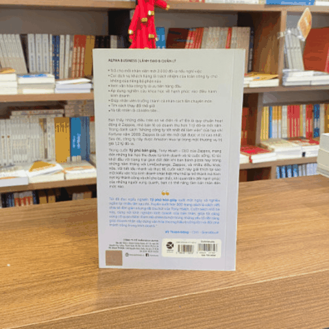 Tỷ phú bán giày 159k