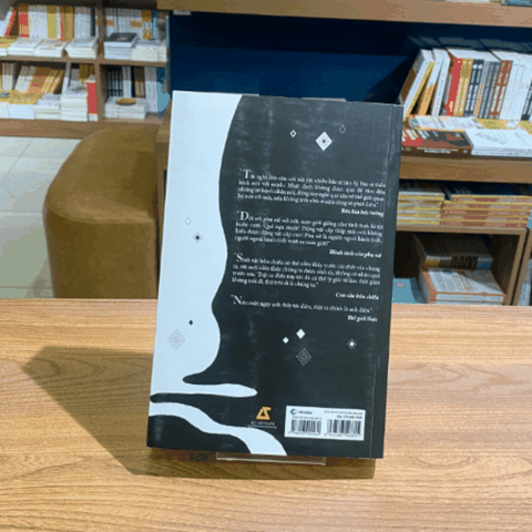 Thiên tài bên trái, kẻ điên bên phải