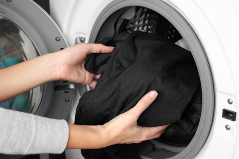 Cách giặt quần áo đen đúng cách và không phai màu