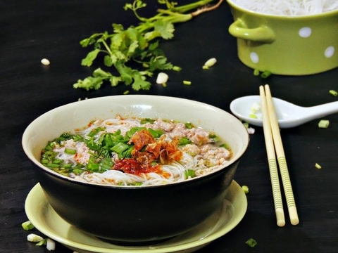 Nấu bún thịt băm cà chua siêu đơn giản tại nhà
