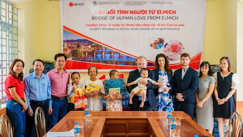 Tập đoàn Elmich cùng Đại sứ quán Cộng hòa Séc trao quà tặng, tỏa 