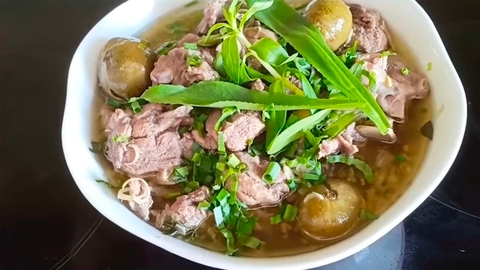 Nấu vịt om sấu đậm đà hương vị kiểu miền Bắc