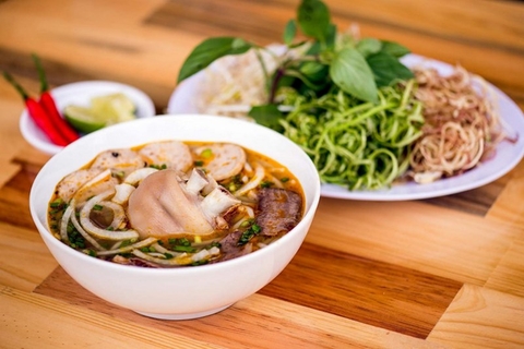 Cách nấu bún bò giò heo chuẩn như nhà hàng 5 sao