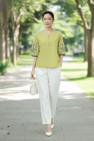 M COLLECTION | Áo Kiểu Nữ Trung Niên Tặng Mẹ, Bà Cổ Tròn Cài Nút Vải Linen Thêu Hoa Tay Lỡ A13037LW01