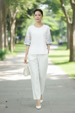 M COLLECTION | Áo Kiểu Nữ Trung Niên Tặng Mẹ, Bà Cổ Tròn Cài Nút Vải Linen Thêu Hoa Tay Lỡ A13037LW01