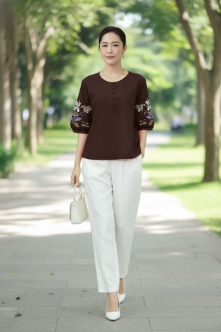 M COLLECTION | Áo Kiểu Nữ Trung Niên Tặng Mẹ, Bà Cổ Tròn Cài Nút Vải Linen Thêu Hoa Tay Lỡ A13037LW01