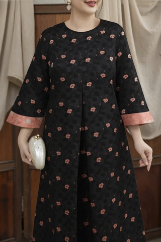 M COLLECTION | Váy Đầm Nữ Trung Niên Tặng Mẹ Cổ Tròn Vải Gấm Hoa Taffta Tay Dài Đi Tiệc D13372LW01