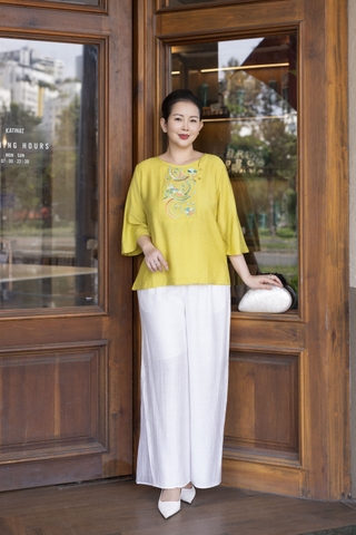 M COLLECTION | Áo Kiểu Nữ Trung Niên Tặng Mẹ Bà Cổ Tròn Vải Lụa Hàn Thêu Hoa Đính Nút Tay Lỡ A13023LW01