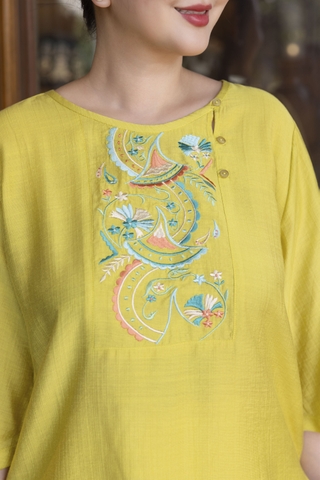 M COLLECTION | Áo Kiểu Nữ Trung Niên Tặng Mẹ Bà Cổ Tròn Vải Lụa Hàn Thêu Hoa Đính Nút Tay Lỡ A13023LW01