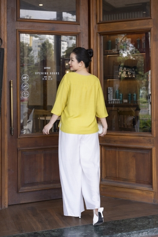 M COLLECTION | Áo Kiểu Nữ Trung Niên Tặng Mẹ Bà Cổ Tròn Vải Lụa Hàn Thêu Hoa Đính Nút Tay Lỡ A13023LW01