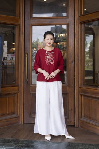 M COLLECTION | Áo Kiểu Nữ Trung Niên Tặng Mẹ Bà Cổ Tròn Vải Lụa Hàn Thêu Hoa Đính Nút Tay Lỡ A13023LW01