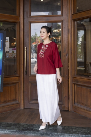 M COLLECTION | Áo Kiểu Nữ Trung Niên Tặng Mẹ Bà Cổ Tròn Vải Lụa Hàn Thêu Hoa Đính Nút Tay Lỡ A13023LW01