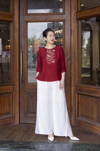 M COLLECTION | Áo Kiểu Nữ Trung Niên Tặng Mẹ Bà Cổ Tròn Vải Lụa Hàn Thêu Hoa Đính Nút Tay Lỡ A13023LW01