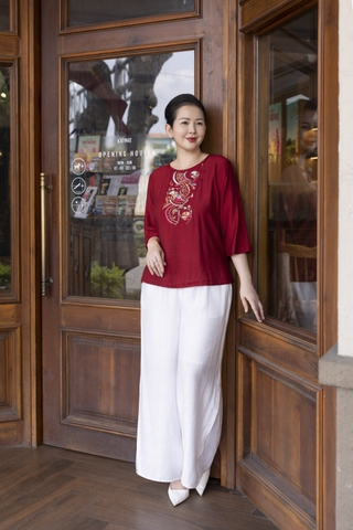 M COLLECTION | Áo Kiểu Nữ Trung Niên Tặng Mẹ Bà Cổ Tròn Vải Lụa Hàn Thêu Hoa Đính Nút Tay Lỡ A13023LW01