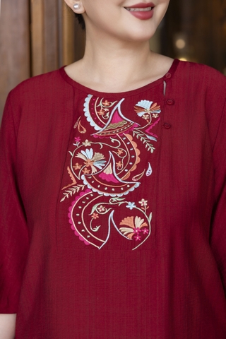 M COLLECTION | Áo Kiểu Nữ Trung Niên Tặng Mẹ Bà Cổ Tròn Vải Lụa Hàn Thêu Hoa Đính Nút Tay Lỡ A13023LW01