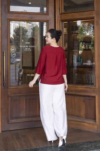 M COLLECTION | Áo Kiểu Nữ Trung Niên Tặng Mẹ Bà Cổ Tròn Vải Lụa Hàn Thêu Hoa Đính Nút Tay Lỡ A13023LW01