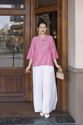 M COLLECTION | Áo Kiểu Nữ Trung Niên Tặng Mẹ Bà Cổ Tròn Vải Lụa Hàn Thêu Hoa Đính Nút Tay Lỡ A13023LW01