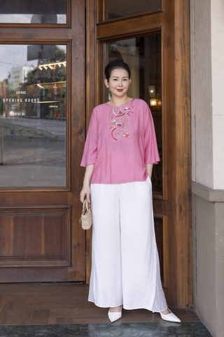 M COLLECTION | Áo Kiểu Nữ Trung Niên Tặng Mẹ Bà Cổ Tròn Vải Lụa Hàn Thêu Hoa Đính Nút Tay Lỡ A13023LW01