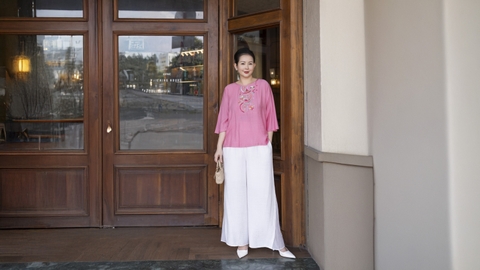 M COLLECTION | Áo Kiểu Nữ Trung Niên Tặng Mẹ Bà Cổ Tròn Vải Lụa Hàn Thêu Hoa Đính Nút Tay Lỡ A13023LW01