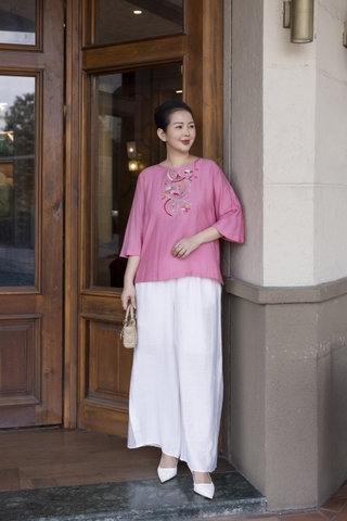 M COLLECTION | Áo Kiểu Nữ Trung Niên Tặng Mẹ Bà Cổ Tròn Vải Lụa Hàn Thêu Hoa Đính Nút Tay Lỡ A13023LW01