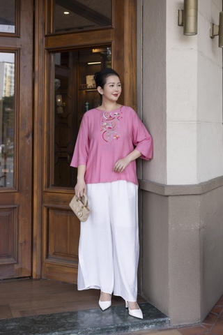 M COLLECTION | Áo Kiểu Nữ Trung Niên Tặng Mẹ Bà Cổ Tròn Vải Lụa Hàn Thêu Hoa Đính Nút Tay Lỡ A13023LW01