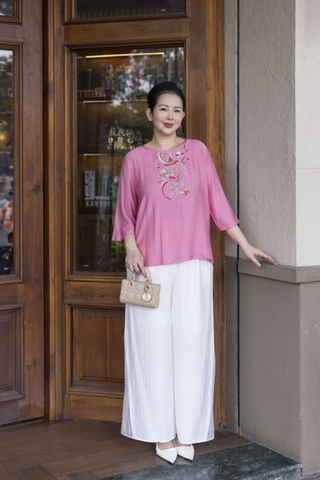 M COLLECTION | Áo Kiểu Nữ Trung Niên Tặng Mẹ Bà Cổ Tròn Vải Lụa Hàn Thêu Hoa Đính Nút Tay Lỡ A13023LW01