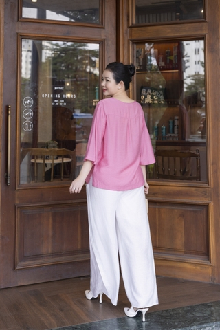 M COLLECTION | Áo Kiểu Nữ Trung Niên Tặng Mẹ Bà Cổ Tròn Vải Lụa Hàn Thêu Hoa Đính Nút Tay Lỡ A13023LW01