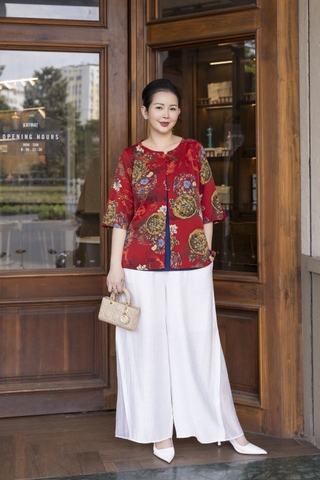 M COLLECTION | Áo Kiểu Nữ Trung Niên Tặng Mẹ Lụa Bông Hai Lớp Cổ Tròn Cài Nút Tay Lỡ Xẻ Tà A13256LW01