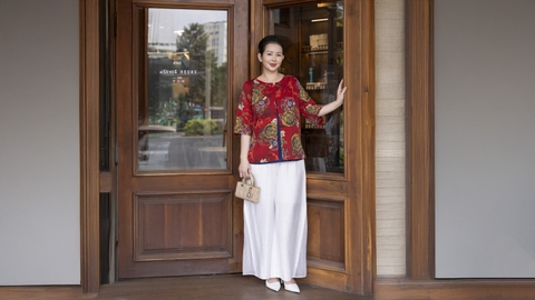 M COLLECTION | Áo Kiểu Nữ Trung Niên Tặng Mẹ Lụa Bông Hai Lớp Cổ Tròn Cài Nút Tay Lỡ Xẻ Tà A13256LW01