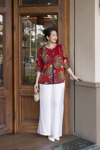 M COLLECTION | Áo Kiểu Nữ Trung Niên Tặng Mẹ Lụa Bông Hai Lớp Cổ Tròn Cài Nút Tay Lỡ Xẻ Tà A13256LW01